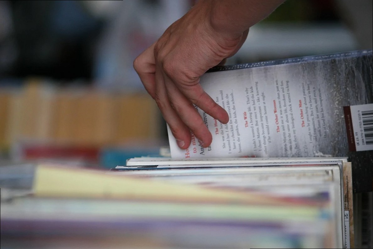 main choisissant des livres dans une librairie