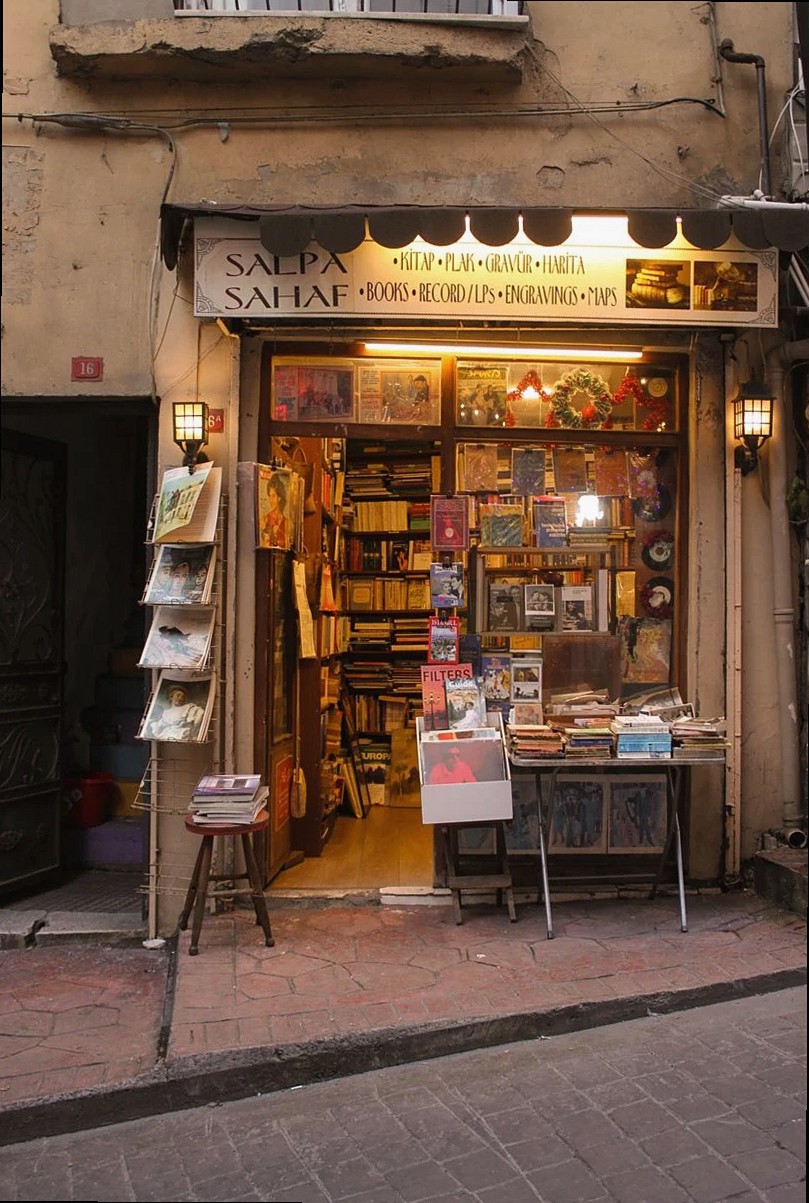 Librairie chaleureuse au charme vintage et à l'ambiance accueillante sous une lumière douce.